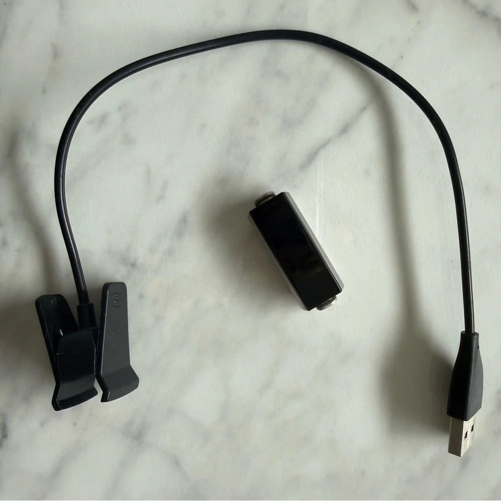 Fitbit Alta Tracker, Bands and charger